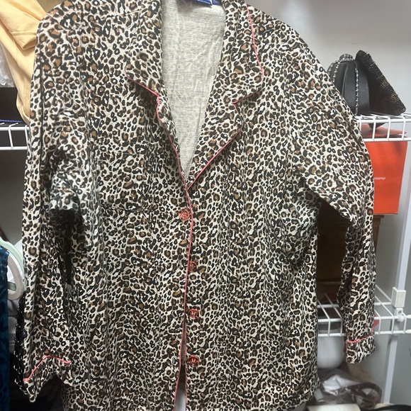 2 piece adorable Northern Nights Pajama set, size 1x cheeta style - Picture 10 of 10